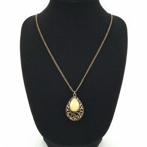 Intricate Gold Filigree Pendant Necklace